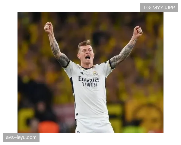 特写：伯纳乌全场起立鼓掌，向即将离队的克罗斯致敬